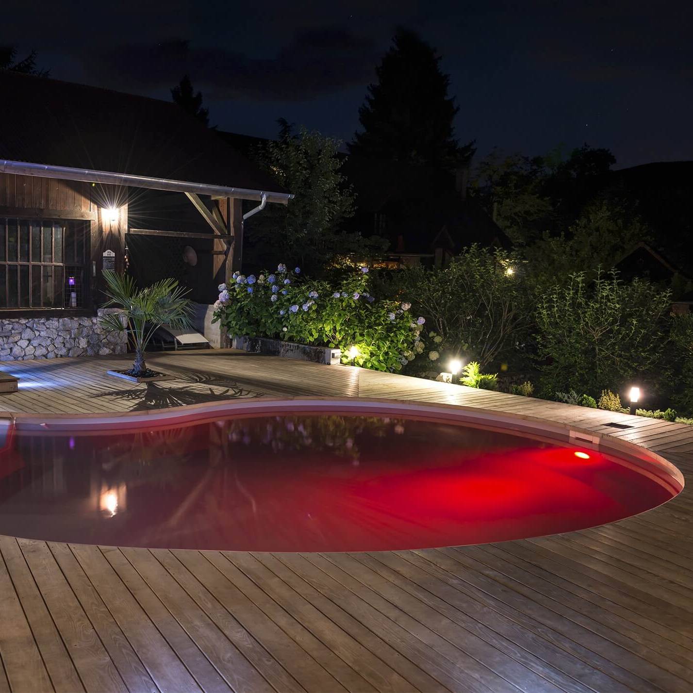 Piscine avec spot de couleur rouge
