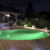 Piscine avec spot de couleur vert