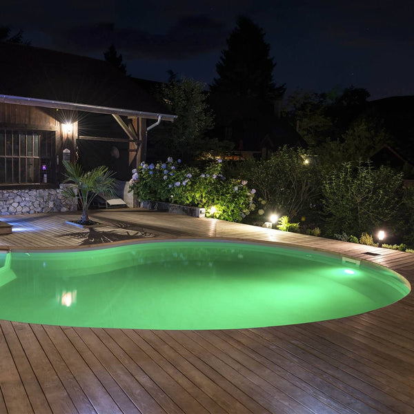 Piscine avec spot de couleur vert