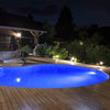 Piscine avec spot de couleur bleu