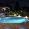 Piscine avec spot de couleur bleu