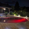 Piscine avec spot de couleur rouge