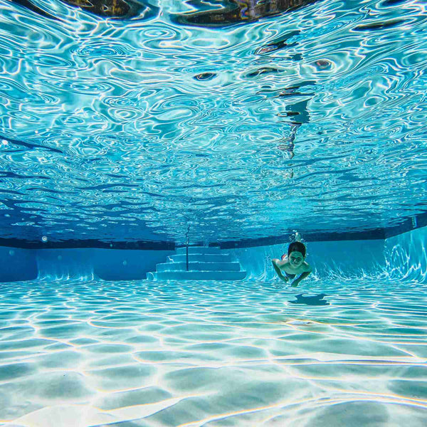 Enfant sous l'eau dans une piscine