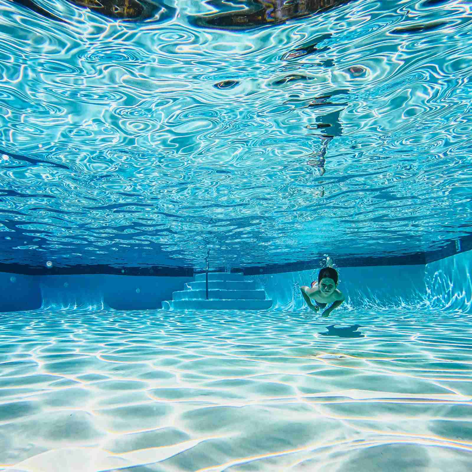 Enfant dans une piscine sous l'eau 
